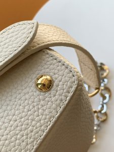 Louis Vuitton Handbag M12938 in Black