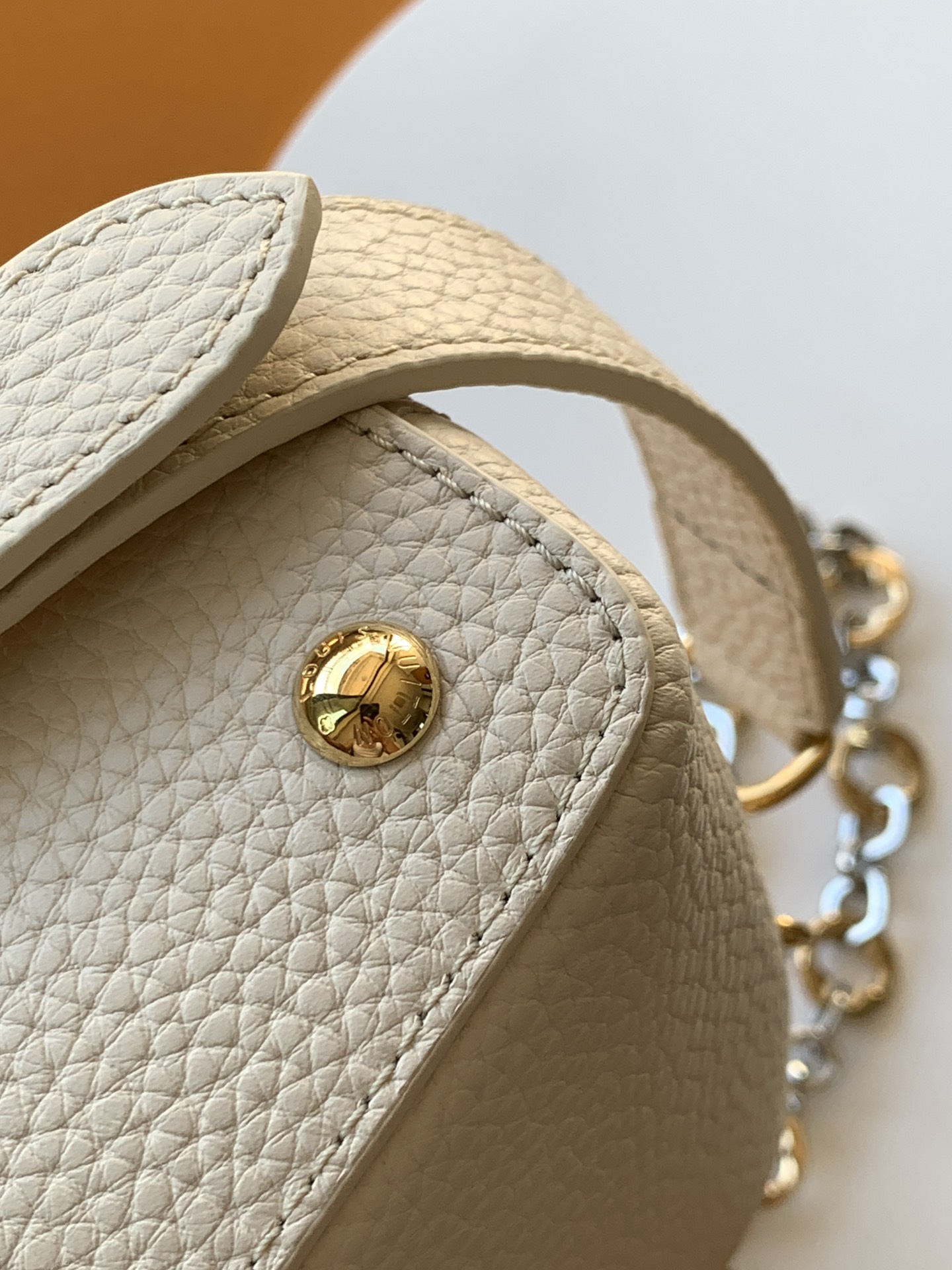 Louis Vuitton Handbag M12938 in Black