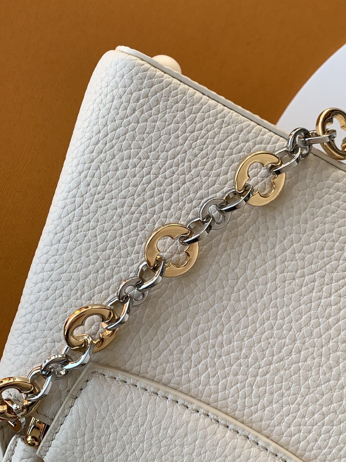 Louis Vuitton Handbag M12938 in Black