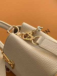 Louis Vuitton Handbag M12938 in Black