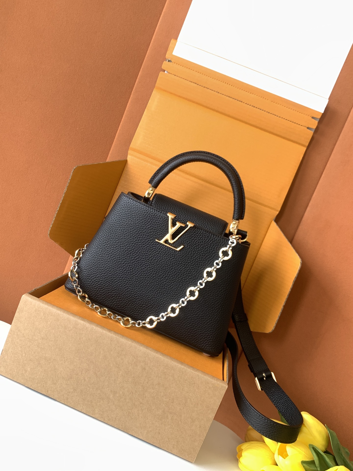 Louis Vuitton Handbag M12936 in Black