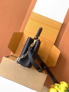 Louis Vuitton Handbag M12936 in Black