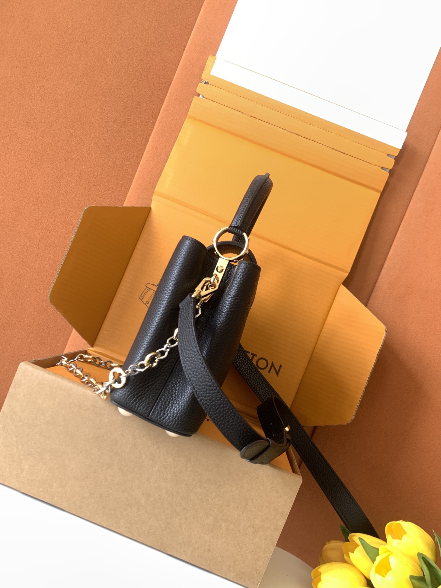 Louis Vuitton Handbag M12936 in Black