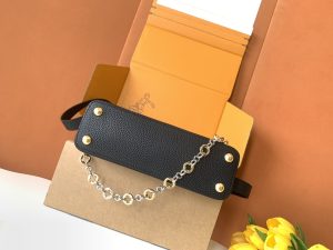 Louis Vuitton Handbag M12936 in Black
