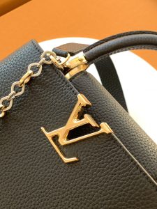 Louis Vuitton Handbag M12936 in Black