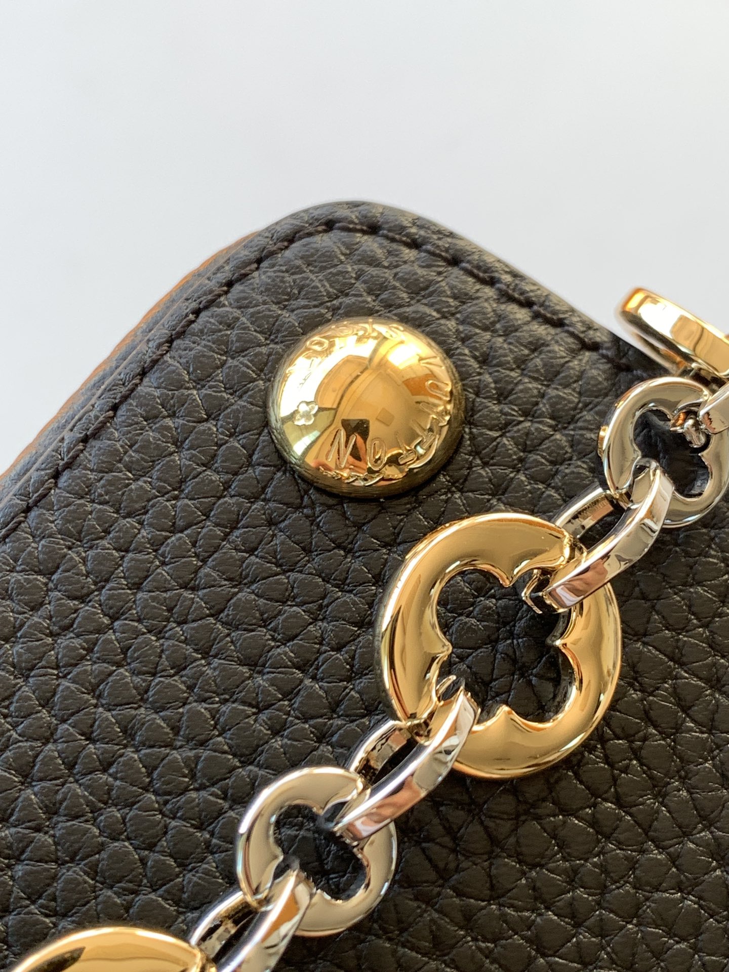 Louis Vuitton Handbag M12936 in Black