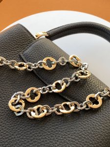 Louis Vuitton Handbag M12936 in Black