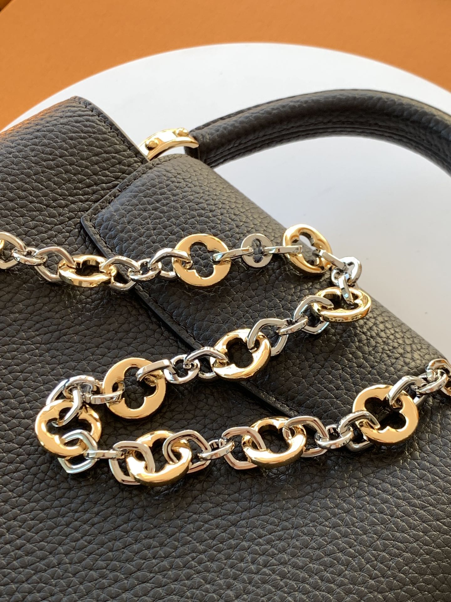 Louis Vuitton Handbag M12936 in Black