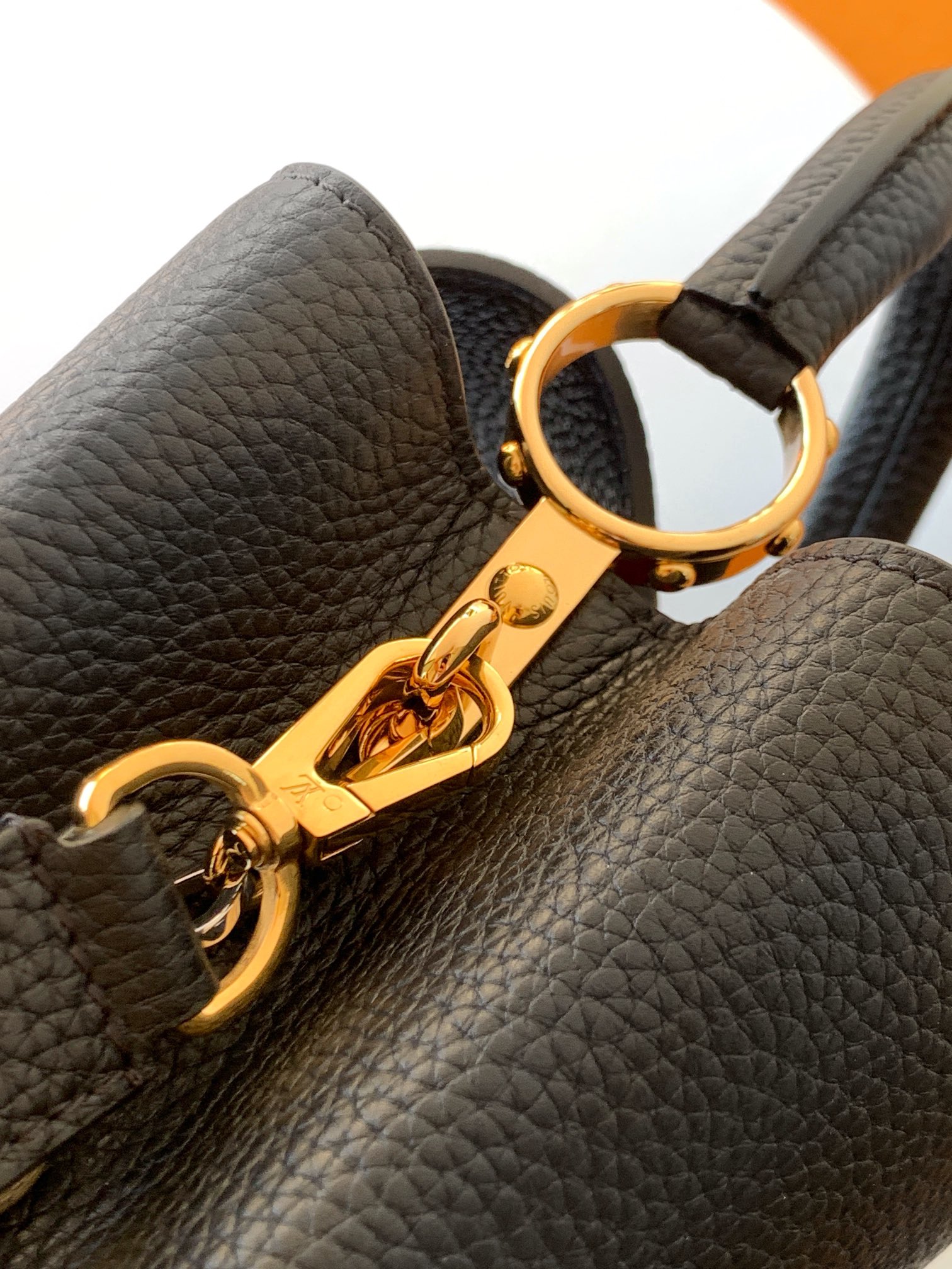Louis Vuitton Handbag M12936 in Black