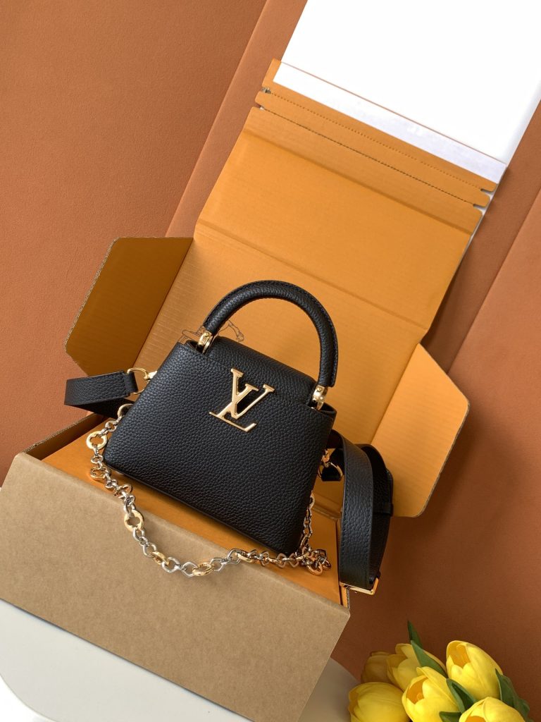 Louis Vuitton Handbag M12938 in Black