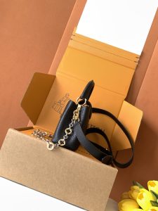 Louis Vuitton Handbag M12938 in Black