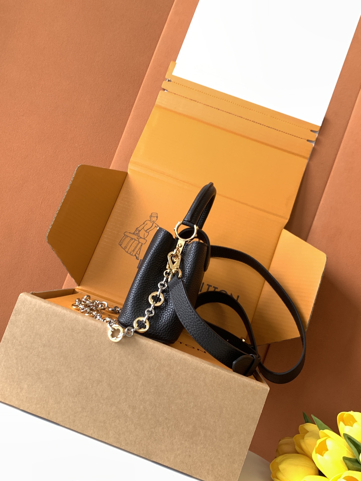 Louis Vuitton Handbag M12938 in Black
