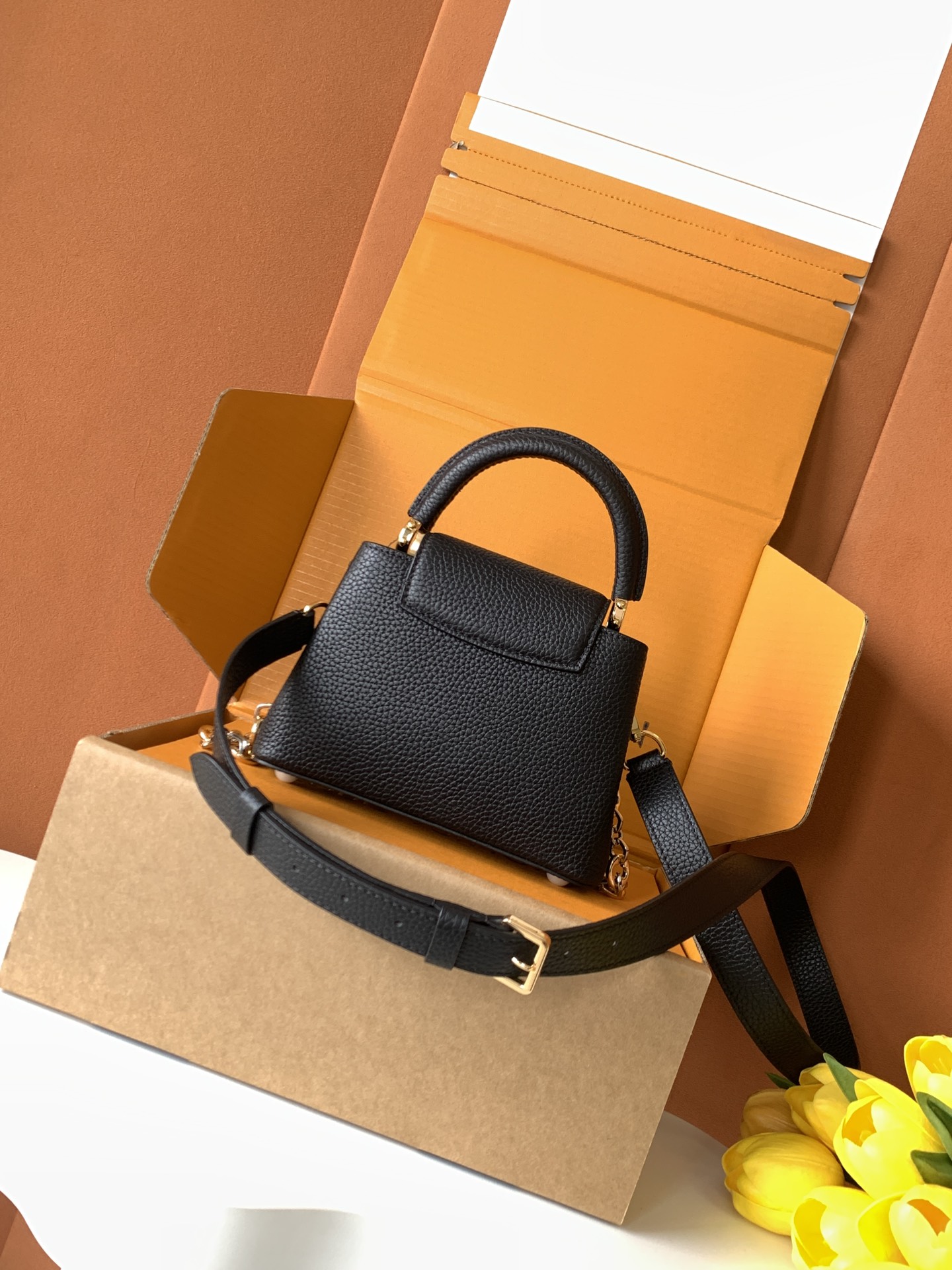 Louis Vuitton Handbag M12938 in Black