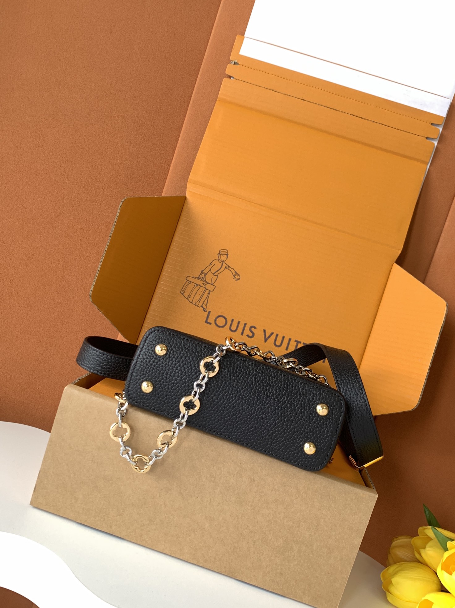 Louis Vuitton Handbag M12938 in Black