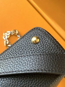 Louis Vuitton Handbag M12938 in Black