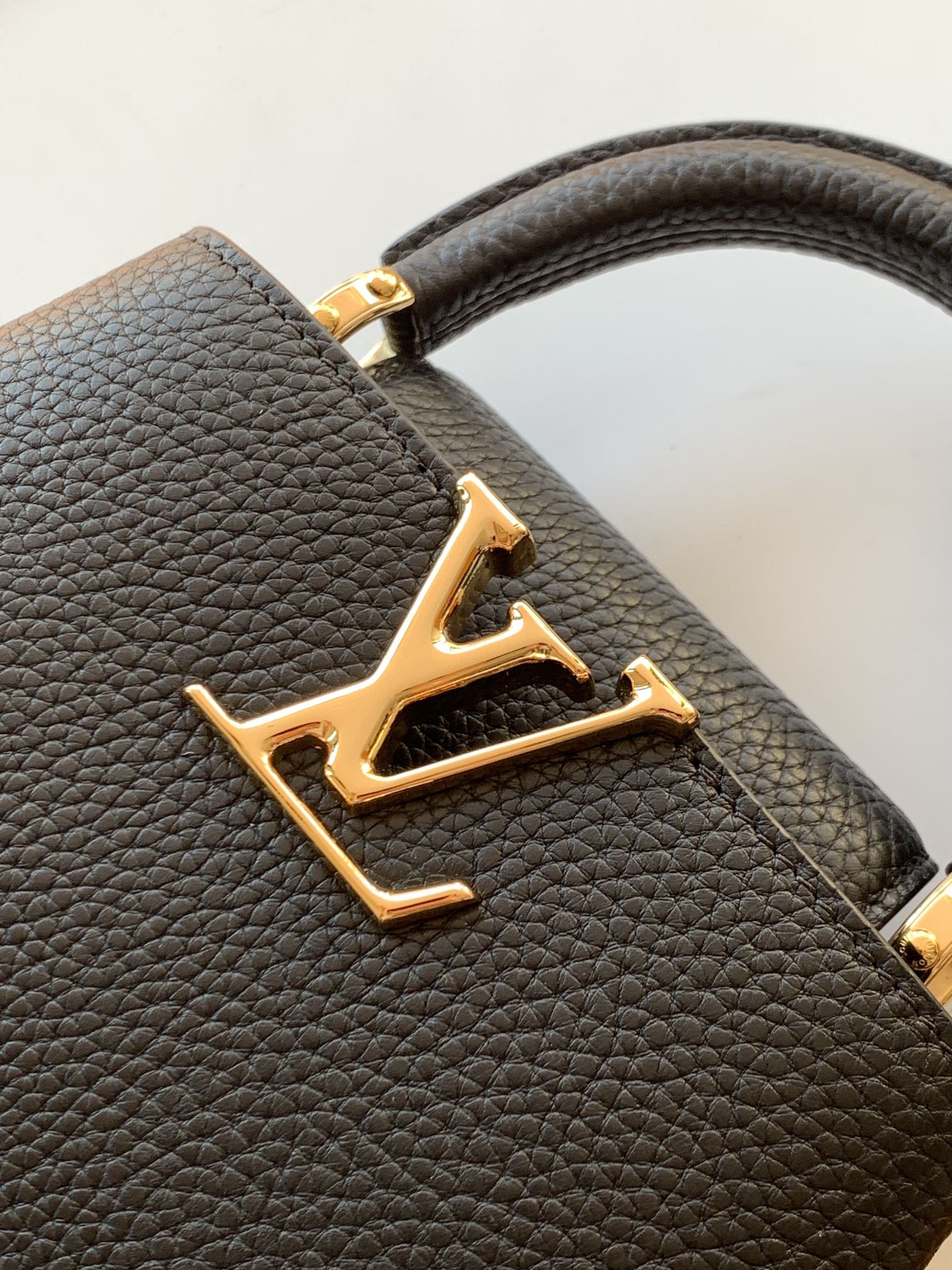 Louis Vuitton Handbag M12938 in Black