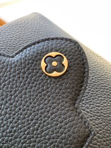 Louis Vuitton Handbag M12938 in Black