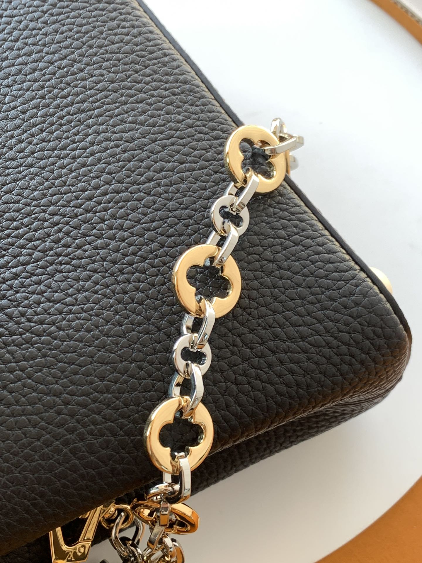 Louis Vuitton Handbag M12938 in Black