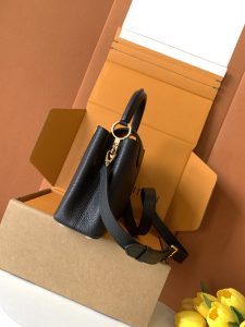 Louis Vuitton Handbag M25404 in Black