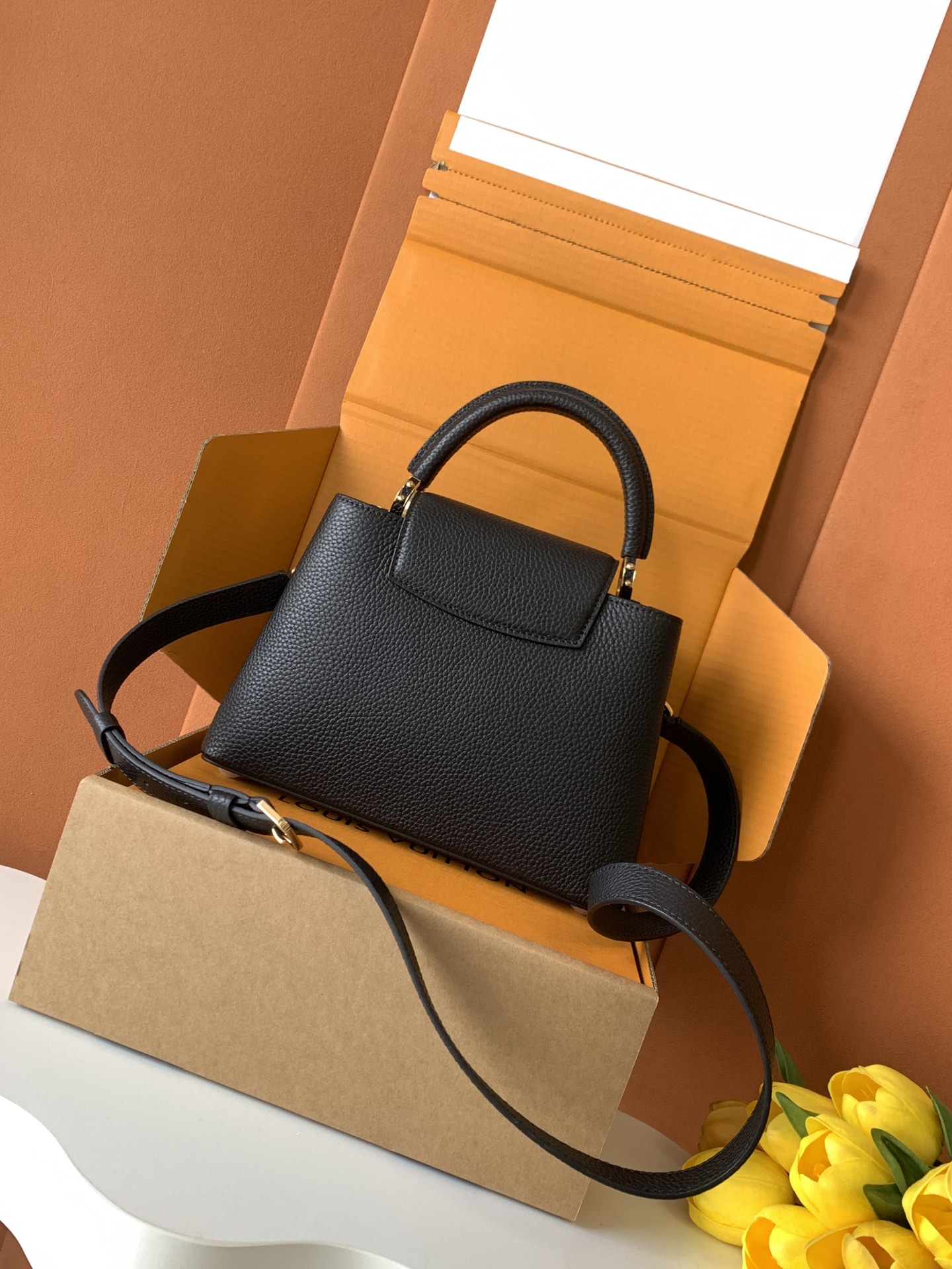 Louis Vuitton Handbag M25404 in Black