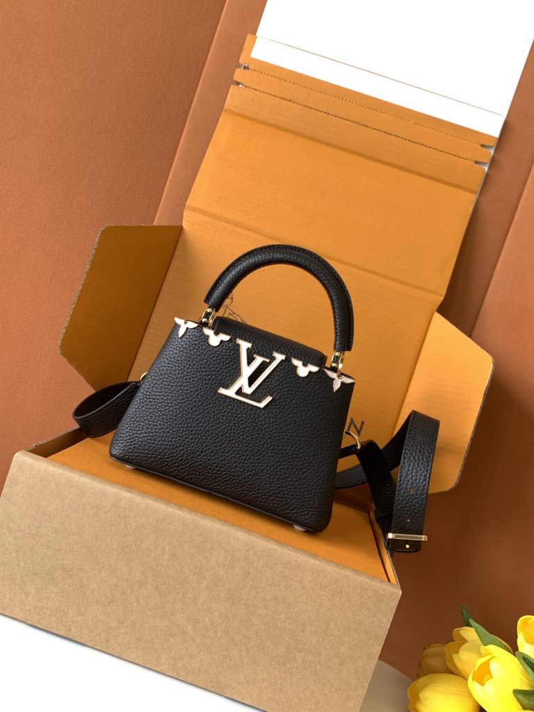 Louis Vuitton Handbag M11341 in Black