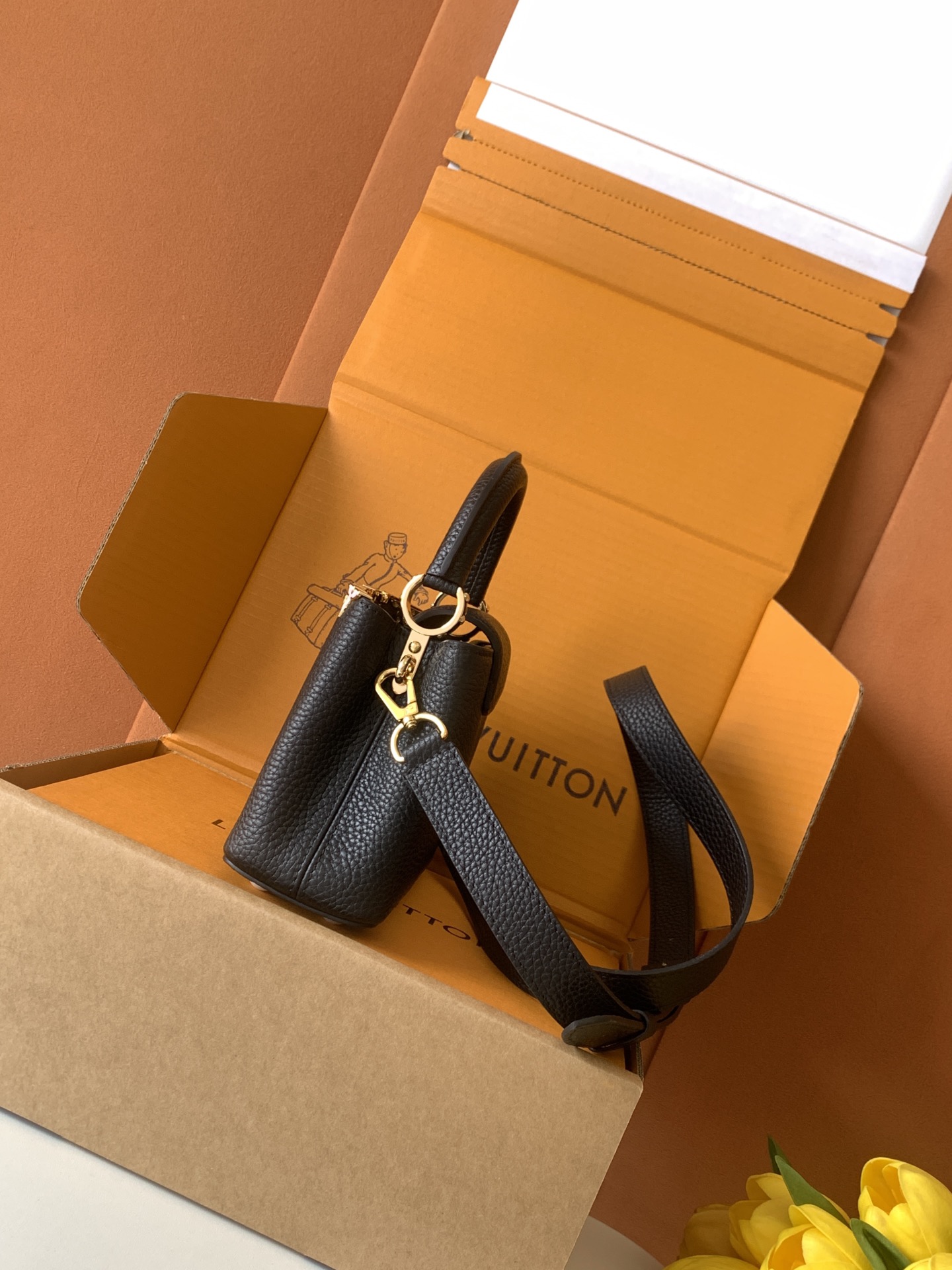 Louis Vuitton Handbag M11341 in Black