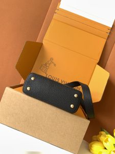 Louis Vuitton Handbag M11341 in Black