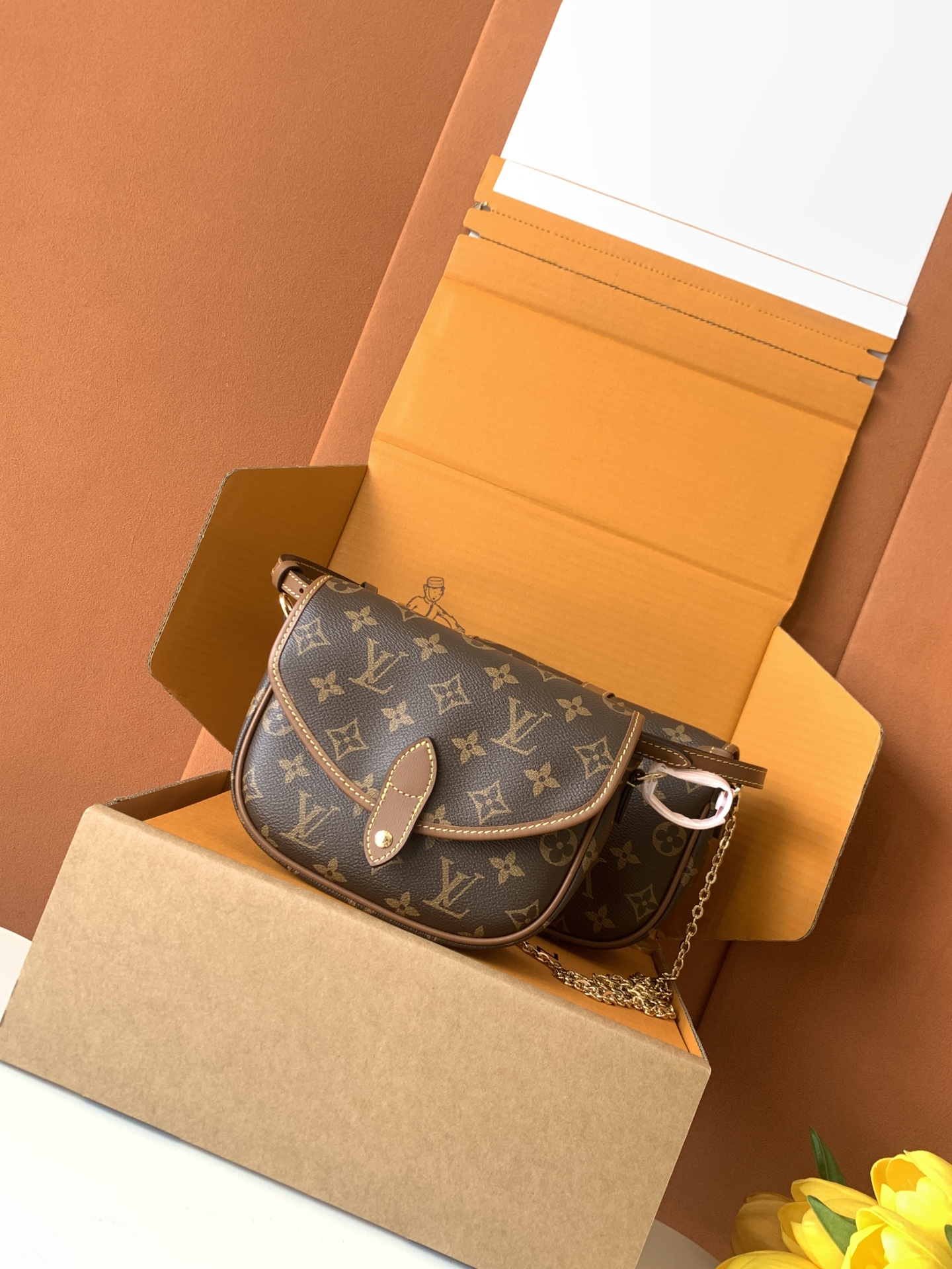 Louis Vuitton Handbag M26592