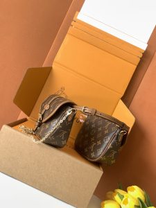 Louis Vuitton Handbag M26592