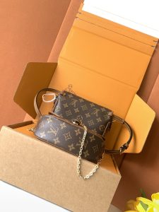 Louis Vuitton Handbag M26592