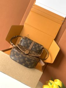 Louis Vuitton Handbag M26592