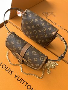 Louis Vuitton Handbag M26592