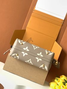 Louis Vuitton Handbag M47180