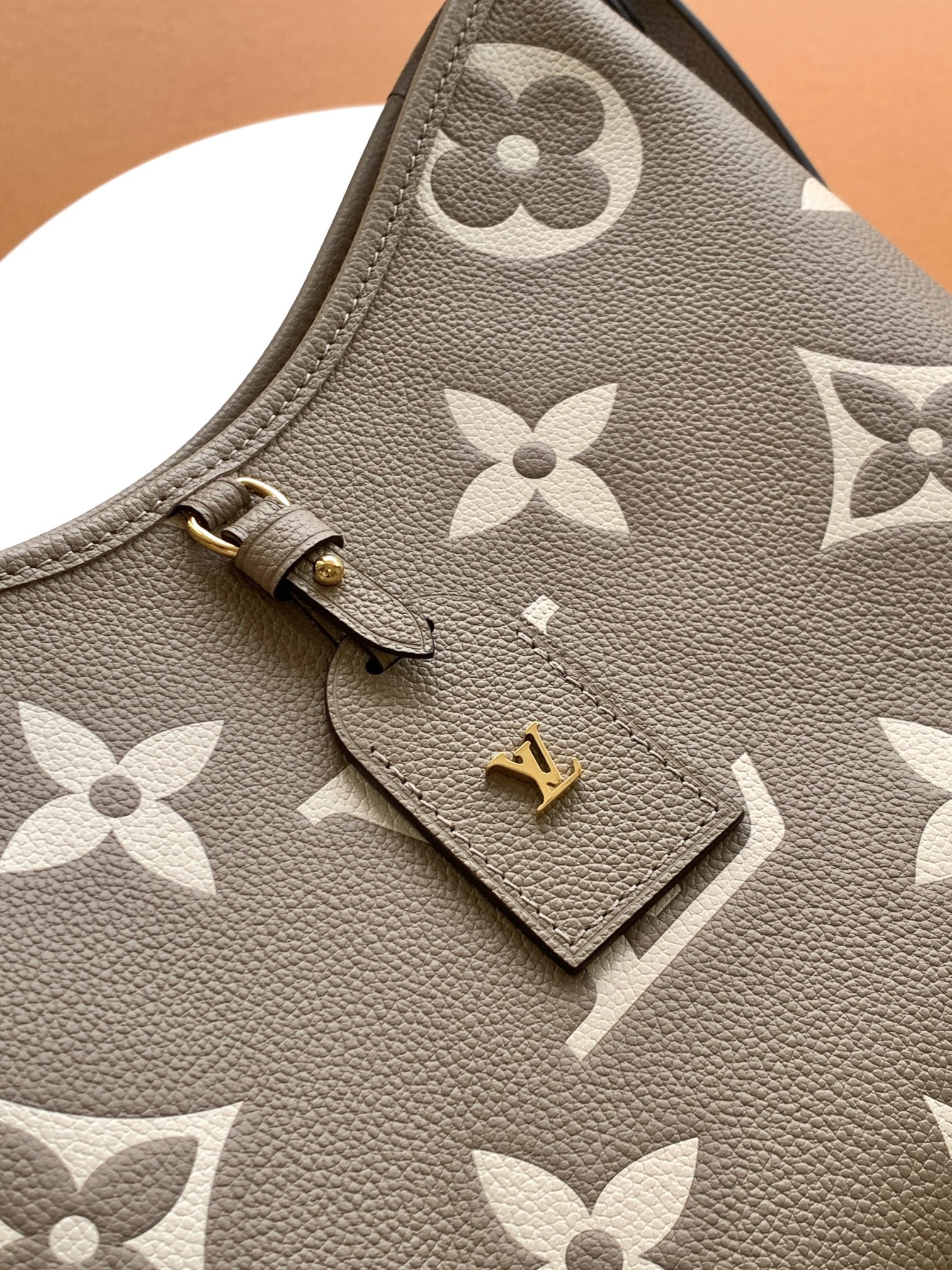 Louis Vuitton Handbag M47180