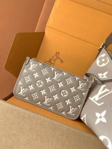 Louis Vuitton Handbag M47180