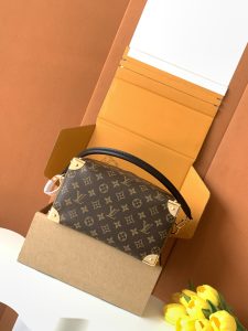 Louis Vuitton Handbag M26181
