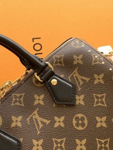 Louis Vuitton Handbag M26181