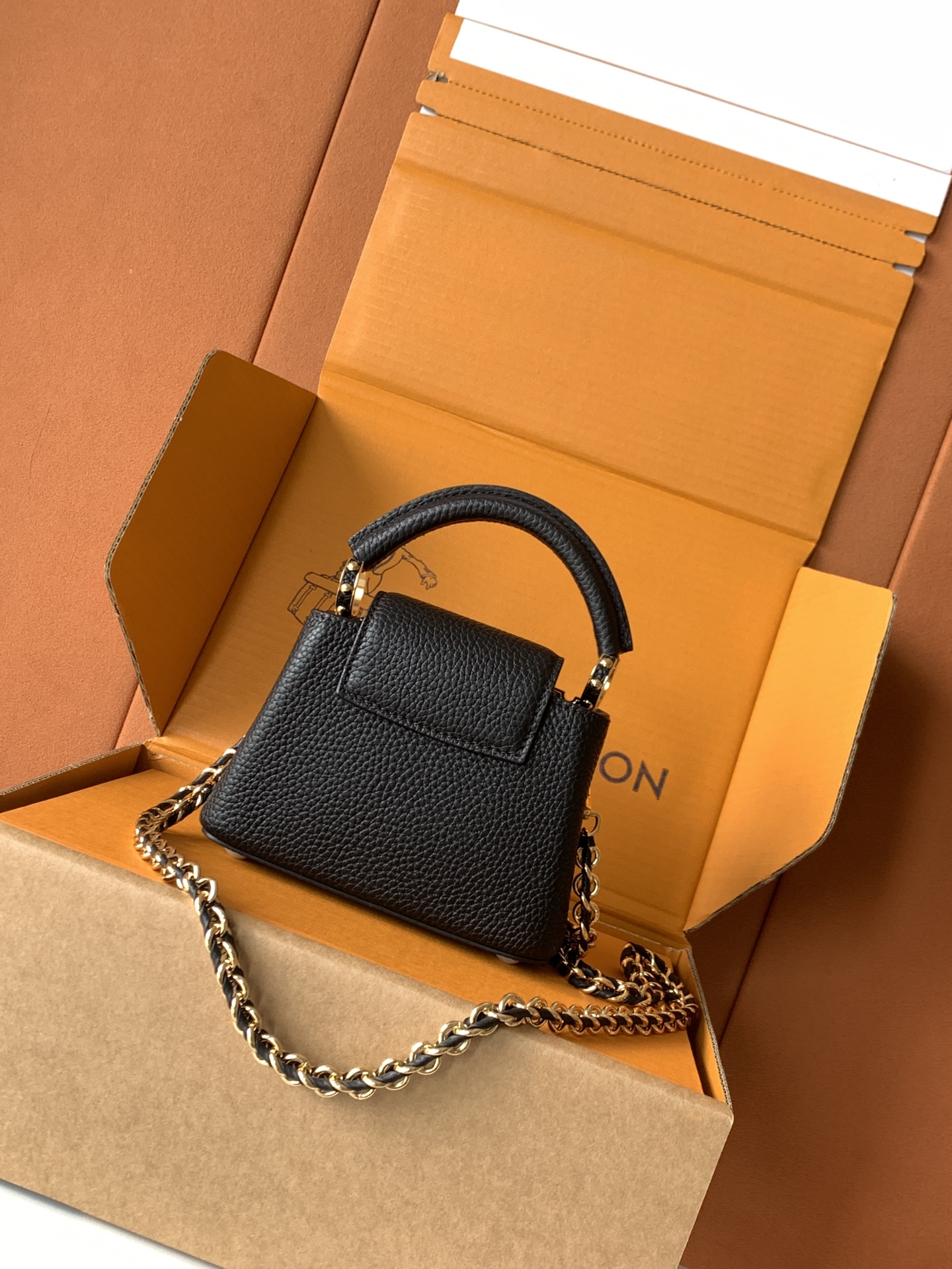 Louis Vuitton Handbag M10166 in Black