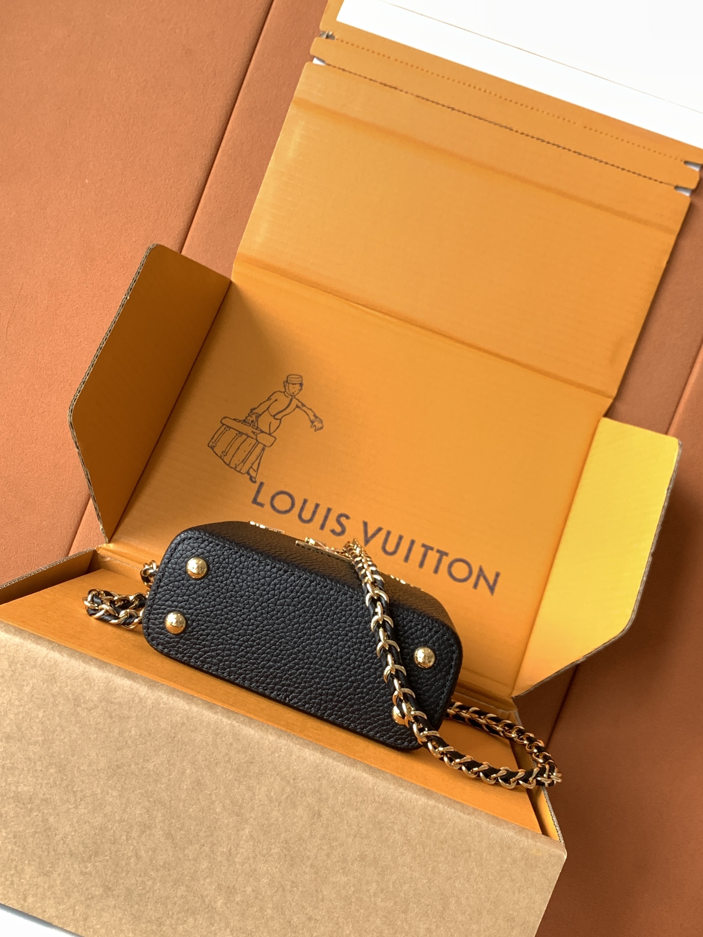 Louis Vuitton Handbag M10166 in Black
