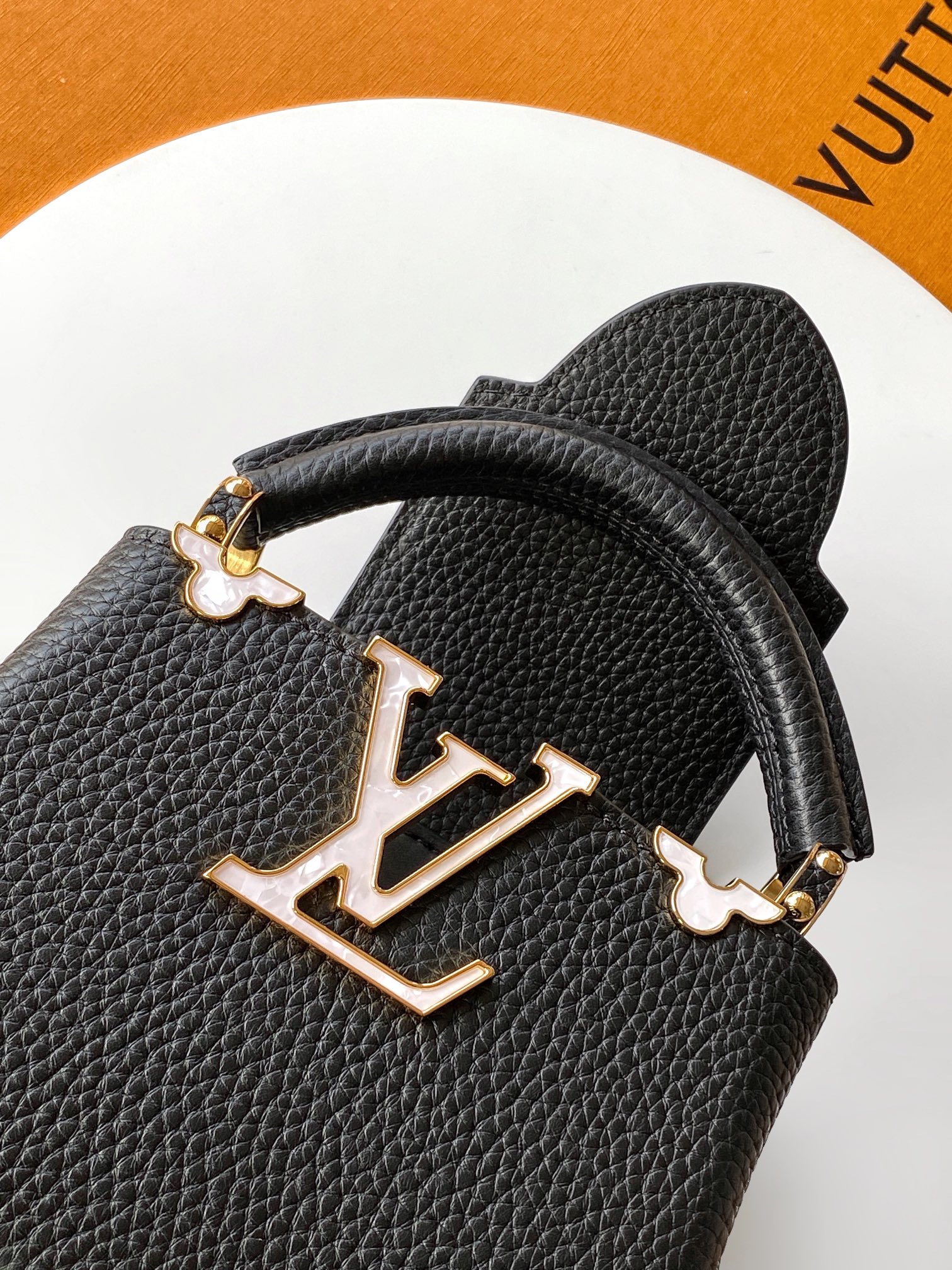 Louis Vuitton Handbag M10166 in Black