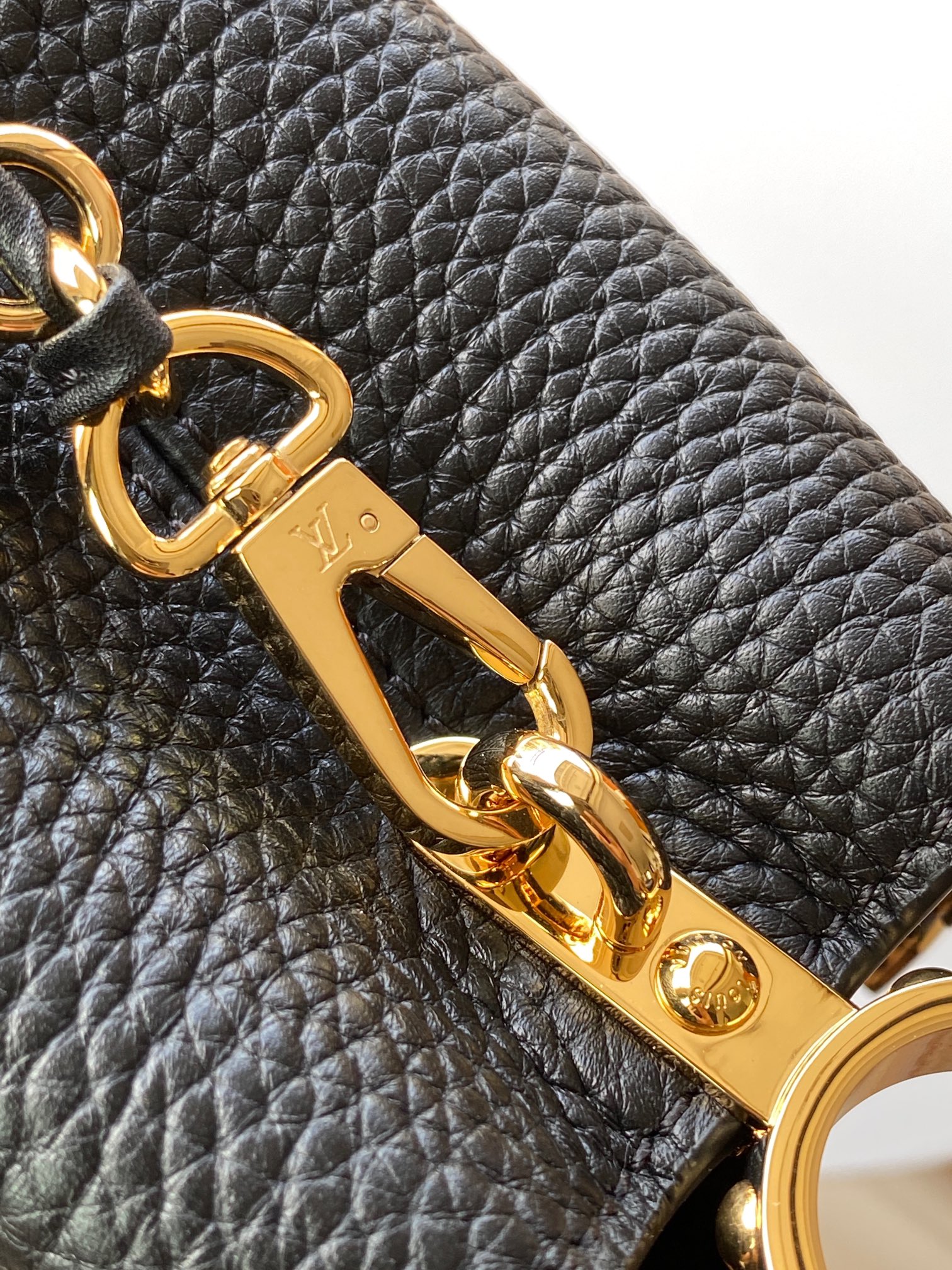 Louis Vuitton Handbag M10166 in Black