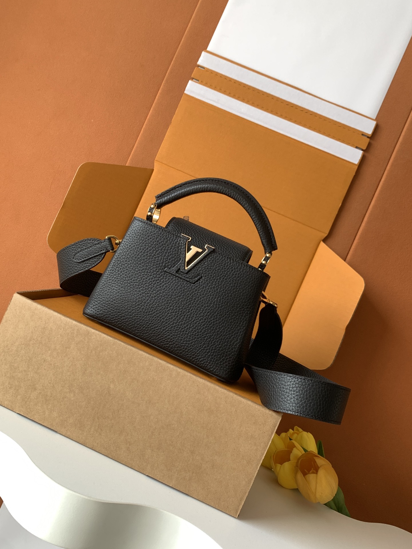 Louis Vuitton Handbag M59433 in Black