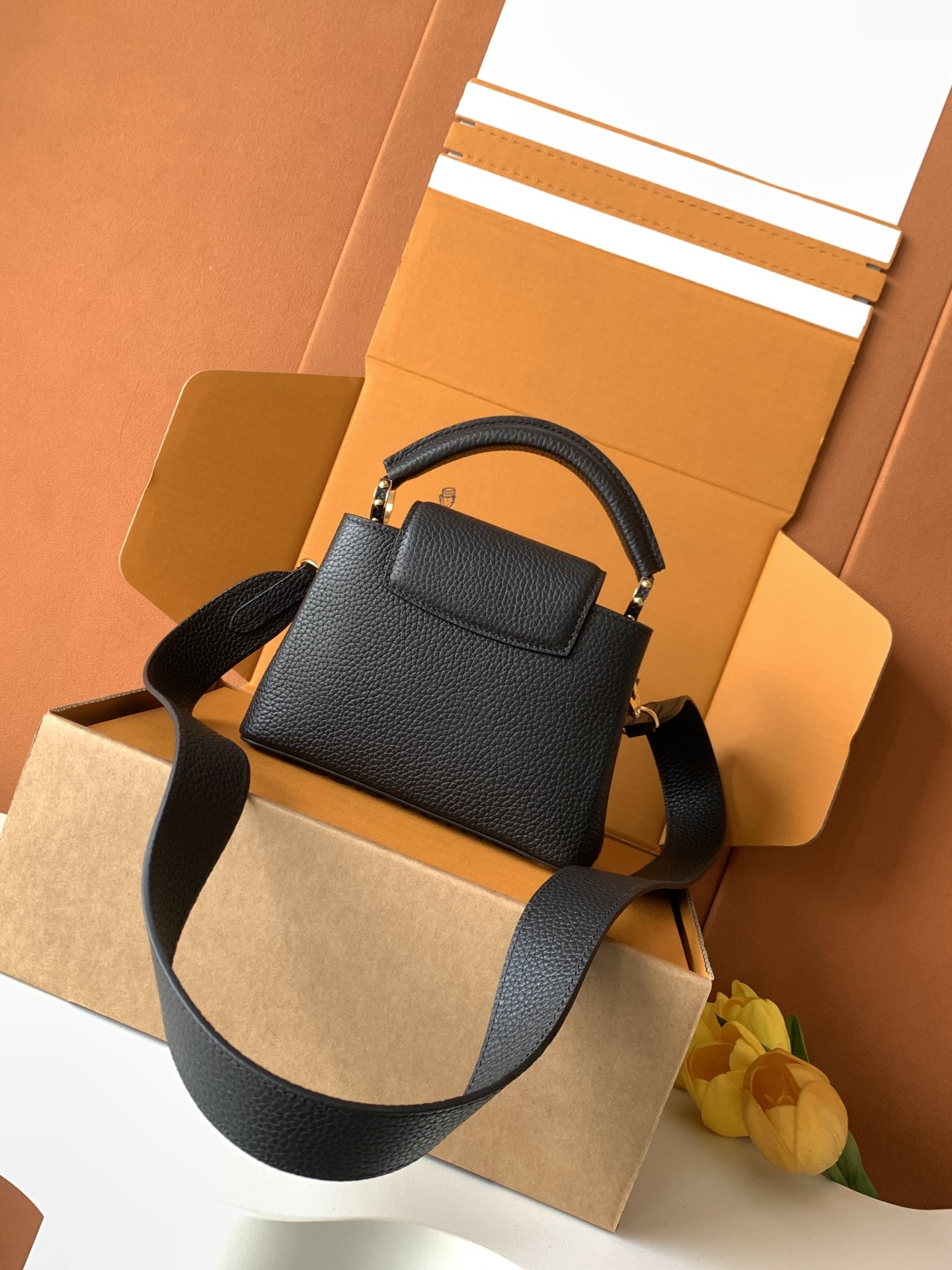 Louis Vuitton Handbag M59433 in Black