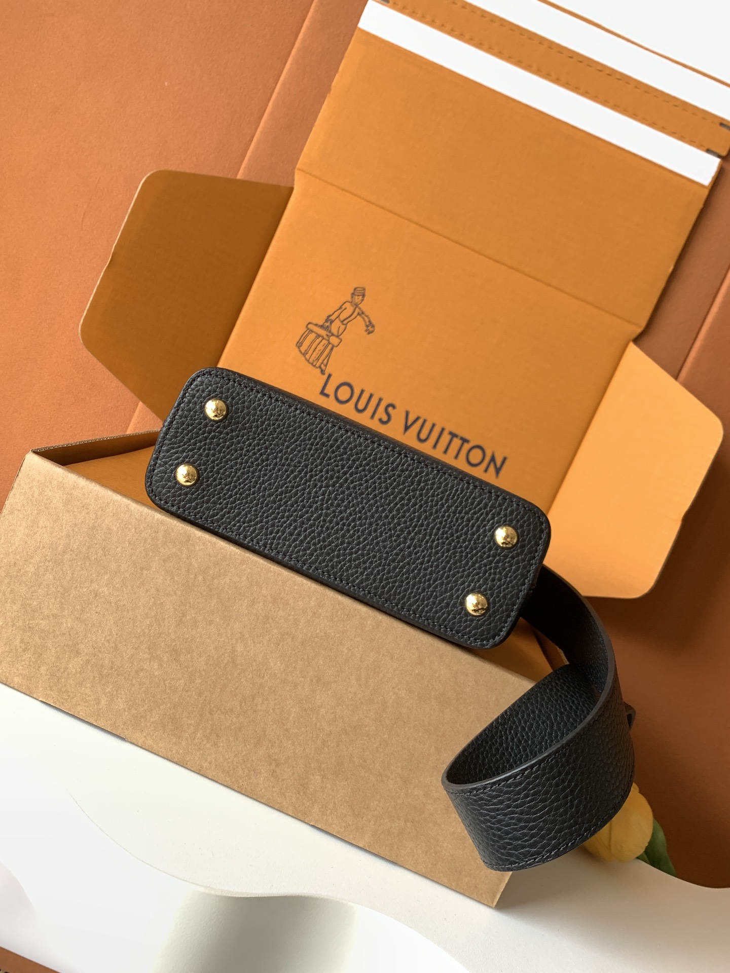 Louis Vuitton Handbag M59433 in Black