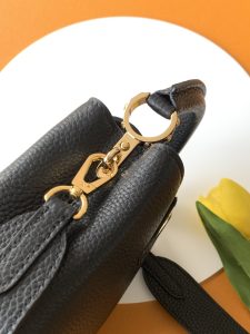 Louis Vuitton Handbag M59433 in Black