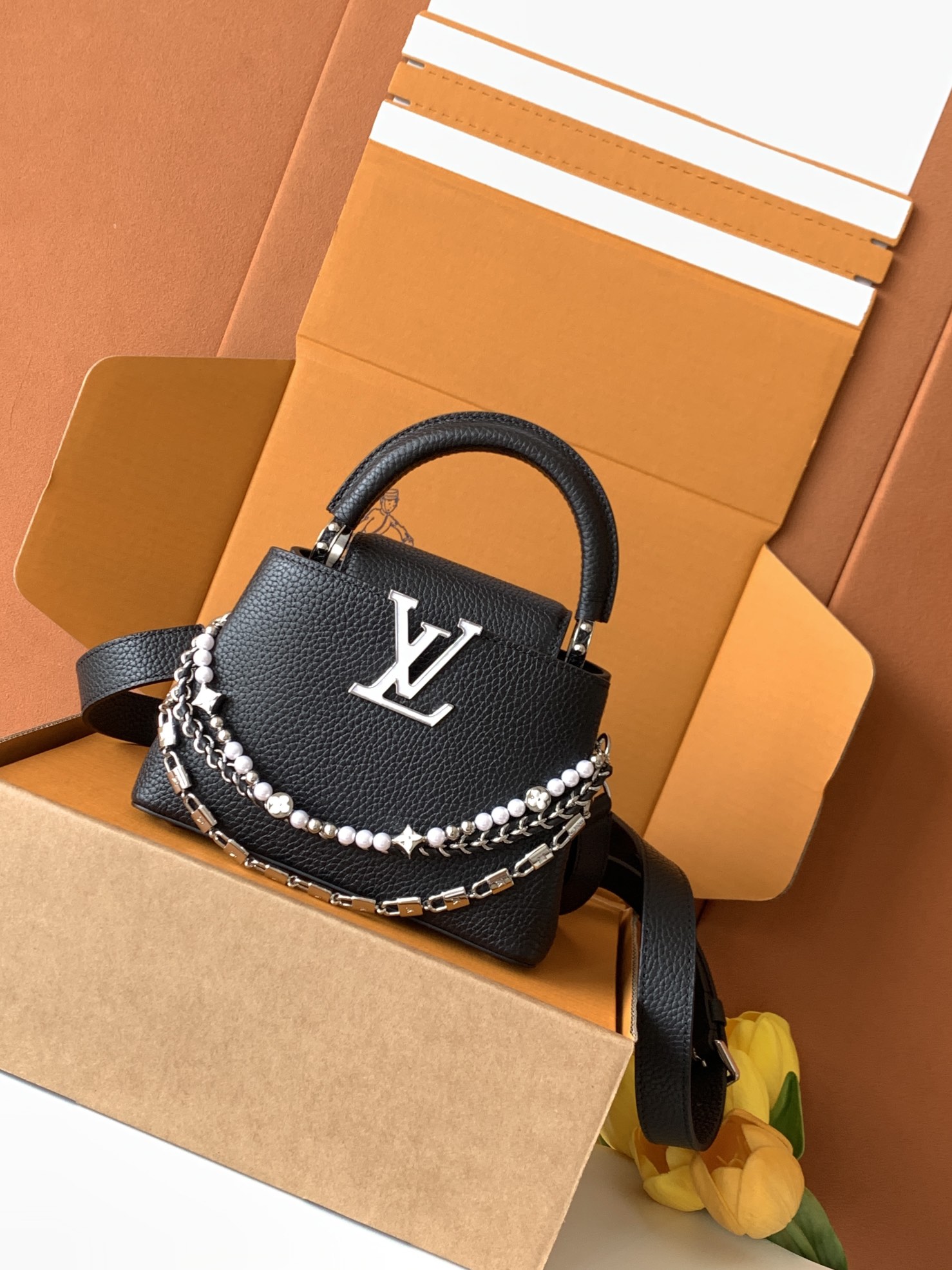 Louis Vuitton Card Holder M11908 in Black