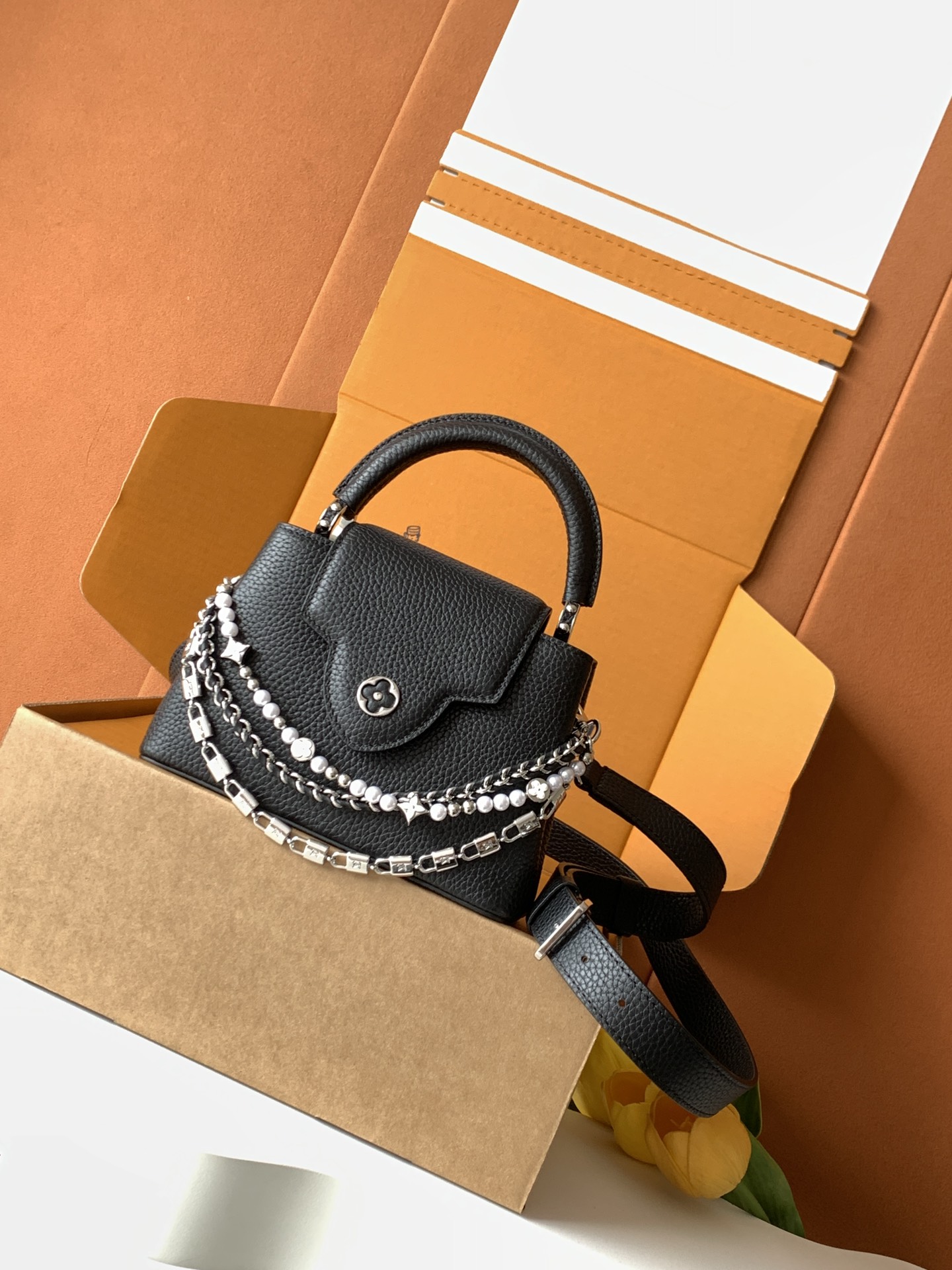 Louis Vuitton Card Holder M11908 in Black