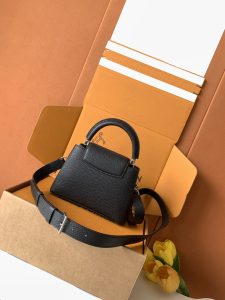 Louis Vuitton Card Holder M11908 in Black