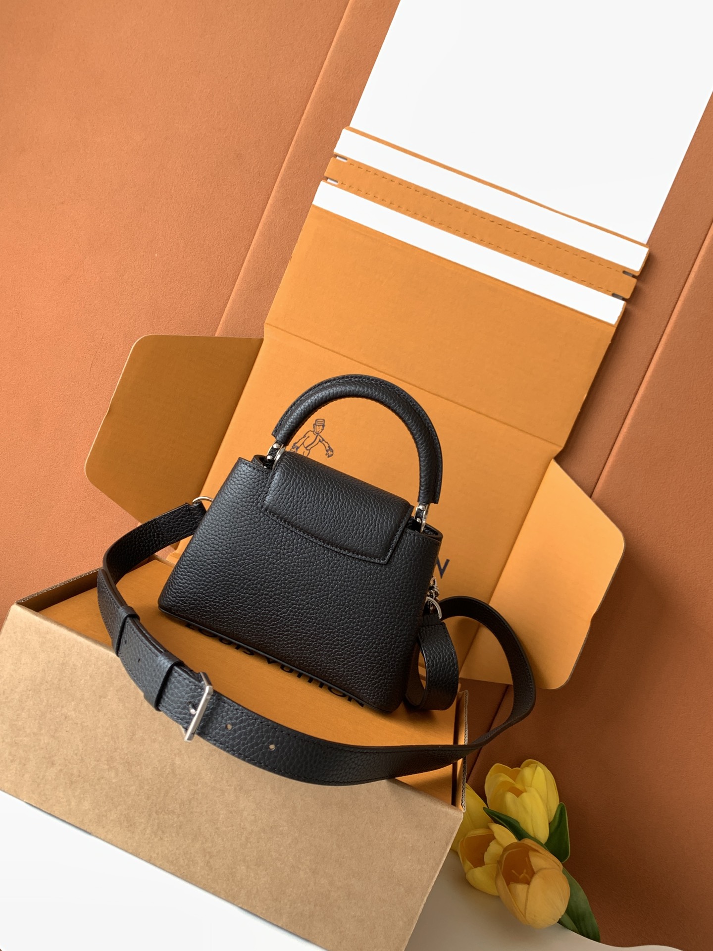 Louis Vuitton Card Holder M11908 in Black