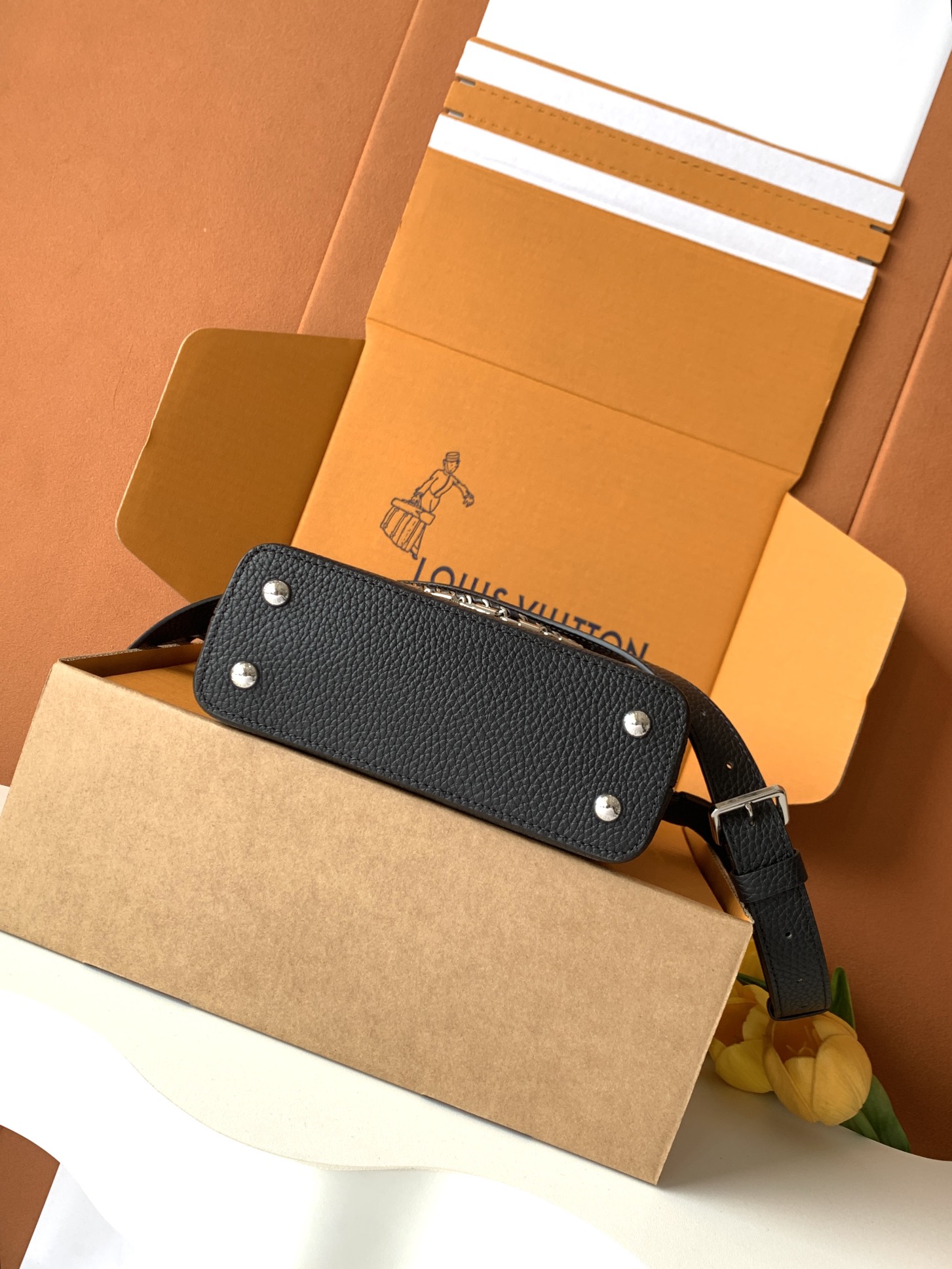 Louis Vuitton Card Holder M11908 in Black